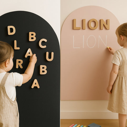 Collage de 2 enfants debout face à leur tableau magnétique, un noir et un rose, les enfants apprivoisent les lettres de l'alphabet et l'écriture des lettres magnétiques en bois.