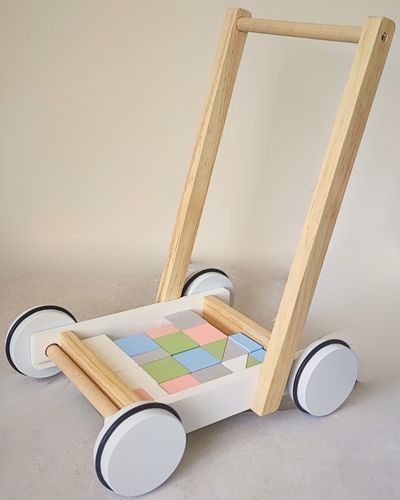 Chariot de marche en bois blanc avec blocs de construction en bois