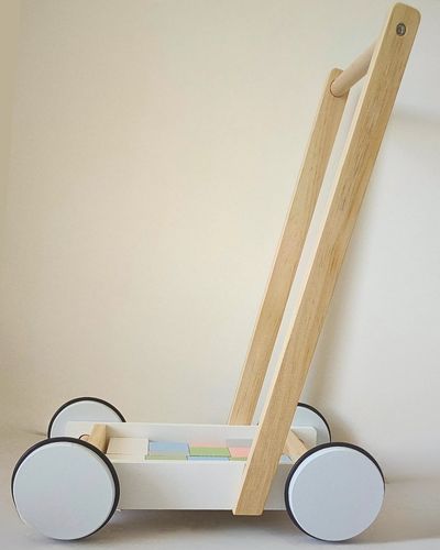 Chariot de marche en bois blanc avec blocs de construction en bois