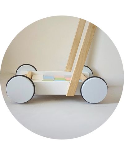 Chariot de marche en bois blanc avec blocs de construction en bois