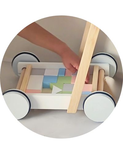 Chariot de marche en bois blanc avec blocs de construction en bois