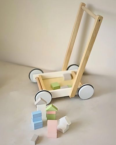 Chariot de marche en bois blanc avec blocs de construction en bois