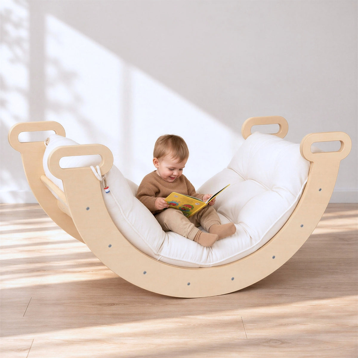 bébé 18 mois assis sur son transat evolutif multifonction arche d'escalade et d'eveil à la motricite avec son joli coussin made in france de JouetApprends entreprise française