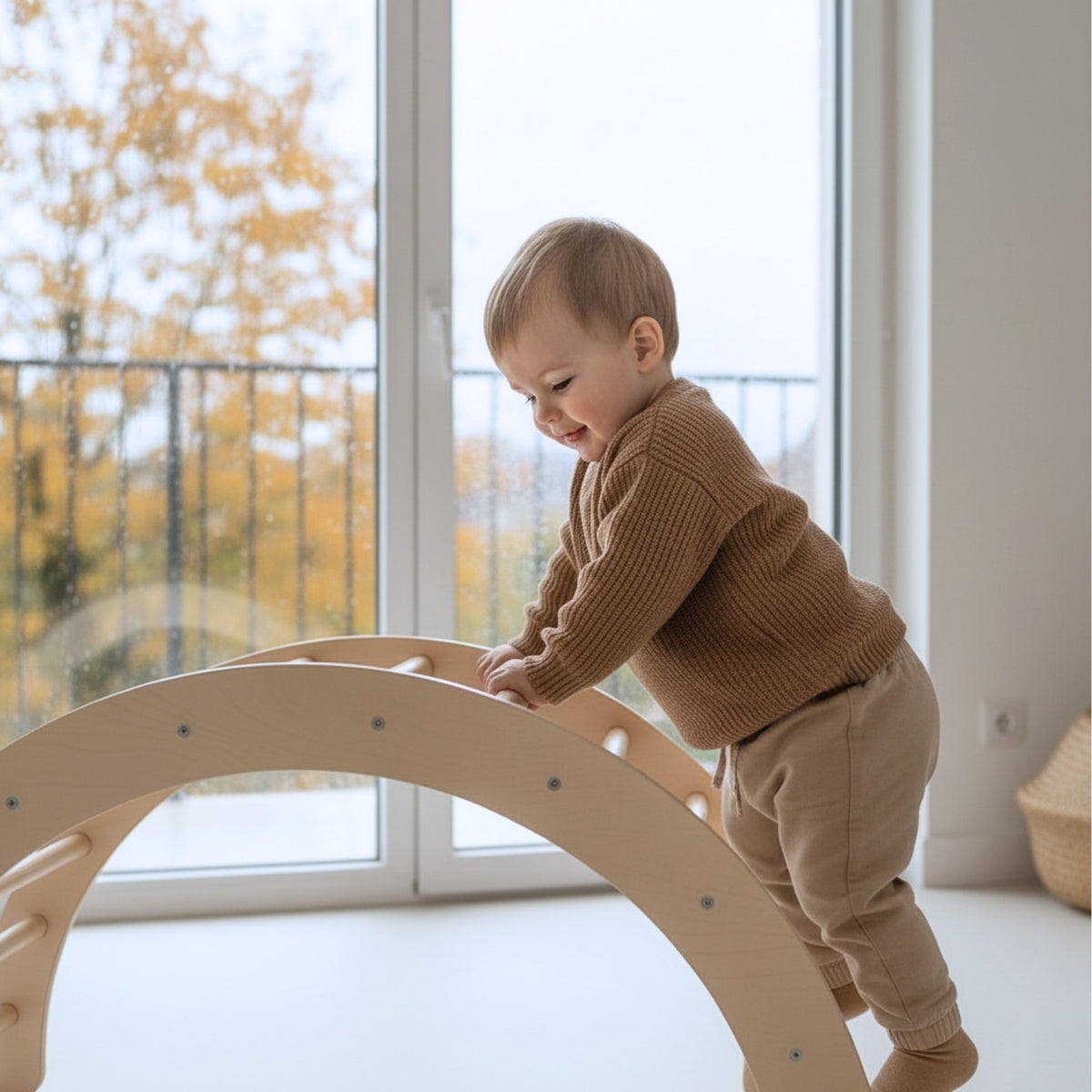 bebe 12 mois qui escalade son arche multifonction et s'entraine à se mettre debout - developpement moteur et confiance en soi