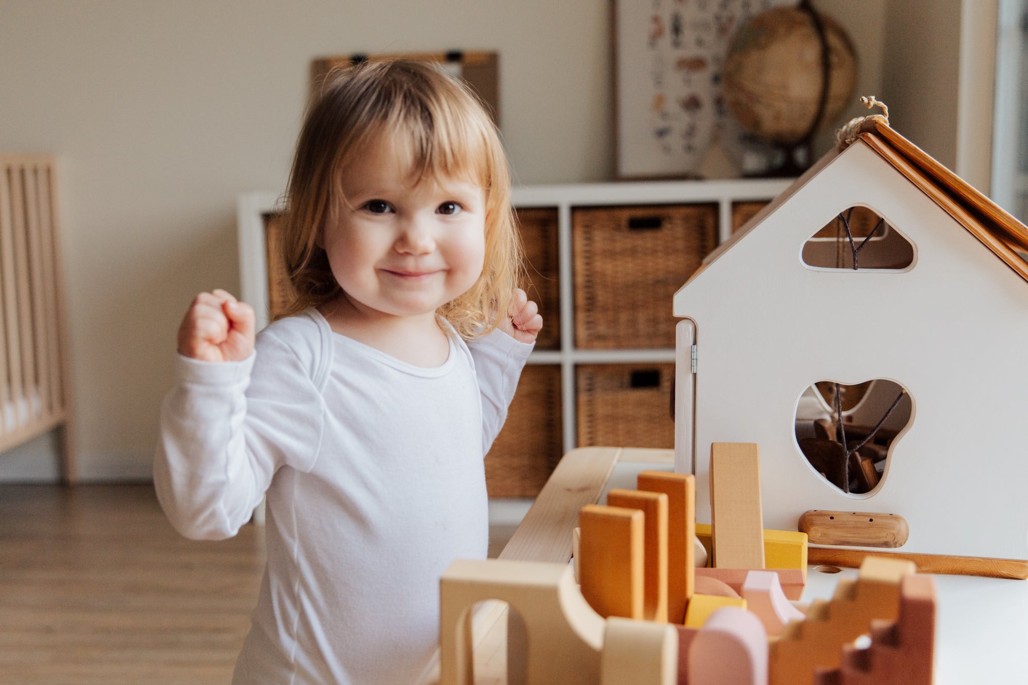 Enfant heureux avec ses jouets en bois jeux de construction