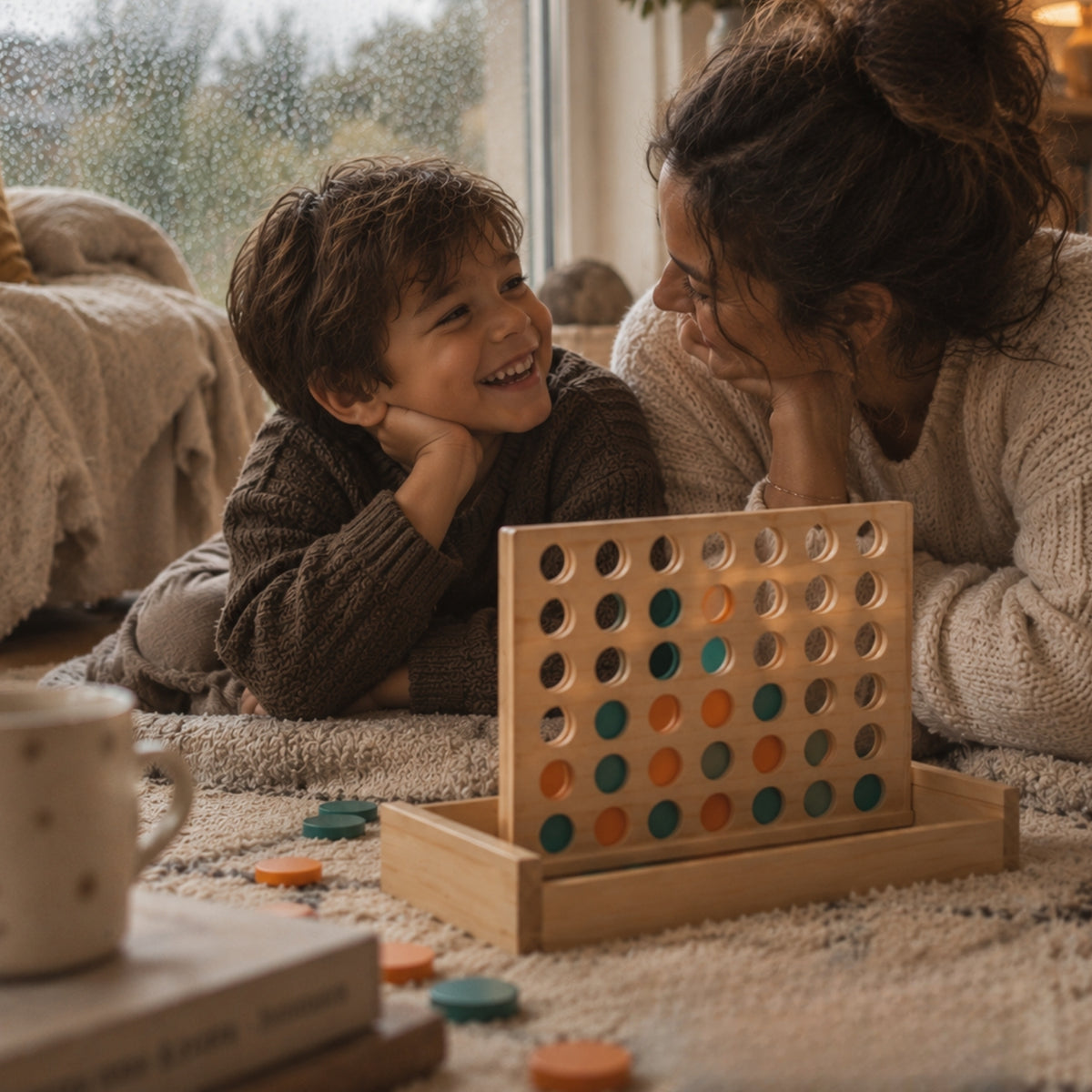 puissance 4 jeu 4 à la suite en bois compact mère et fils jouent ensemble complices